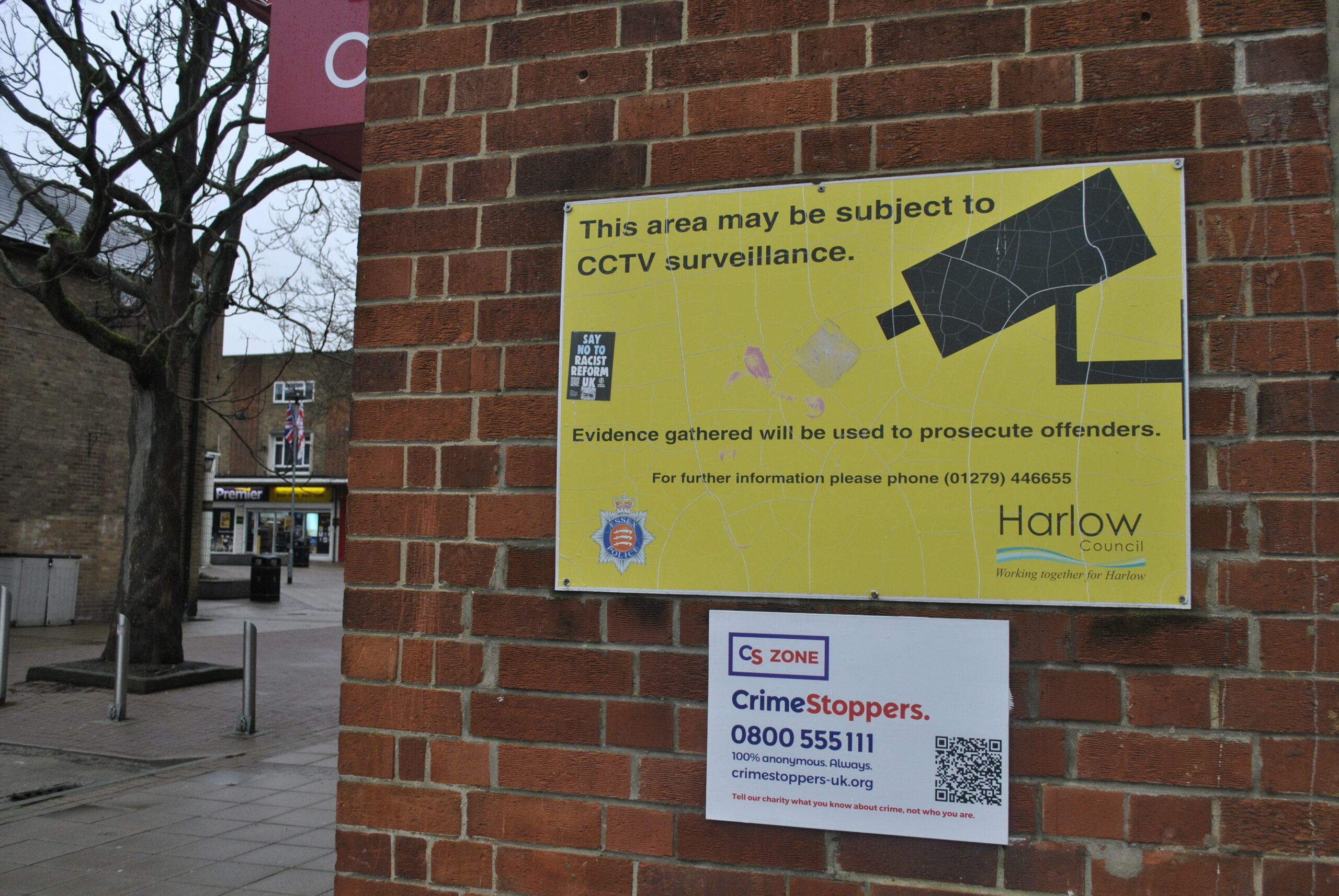 À Harlow, la haine change de cible