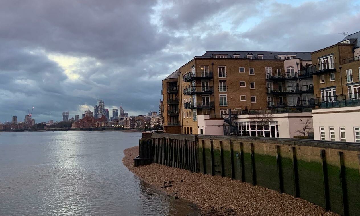 À marée basse, la Tamise rend ses secrets