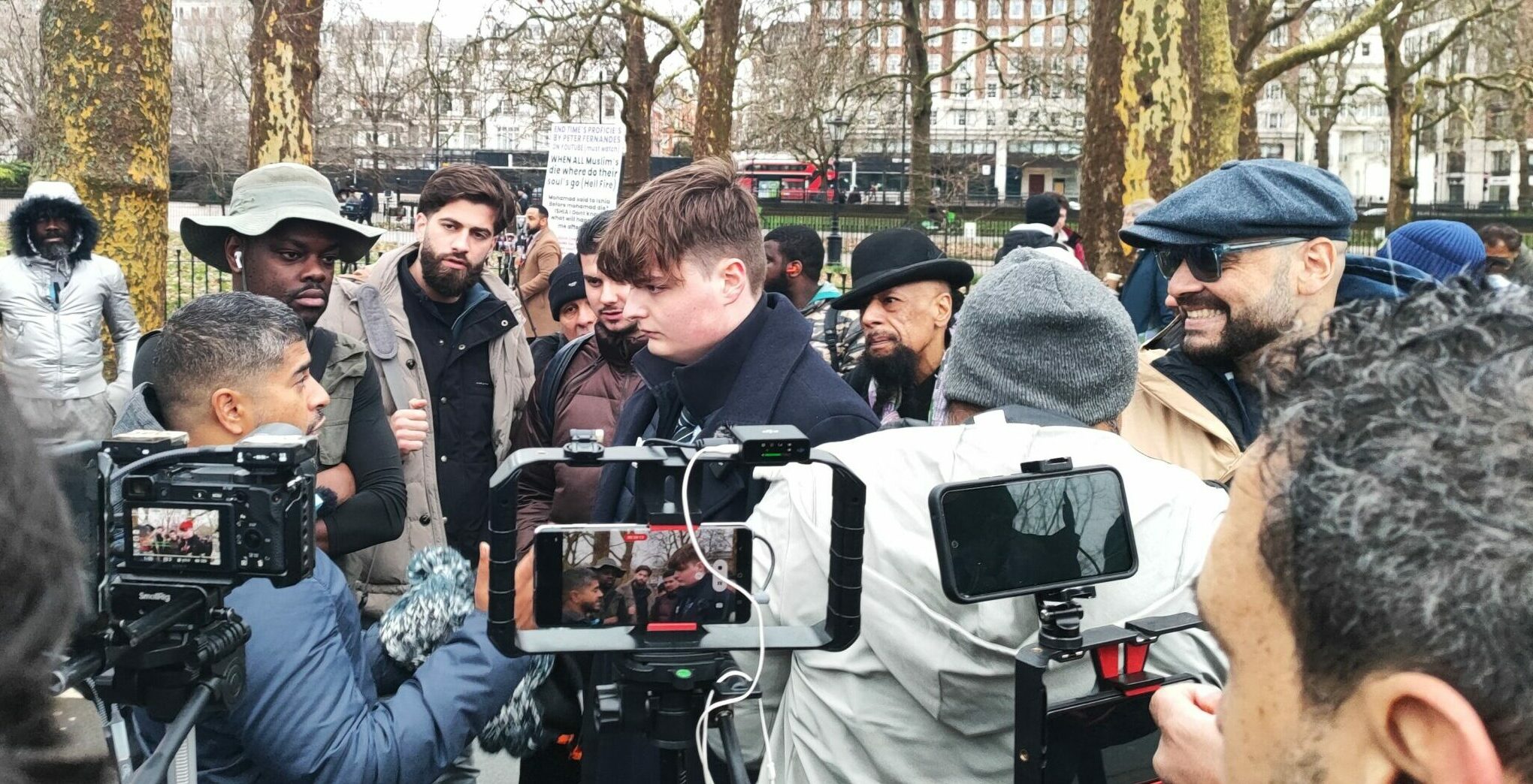 À Hyde Park, Des débats sous l’Œil des caméras