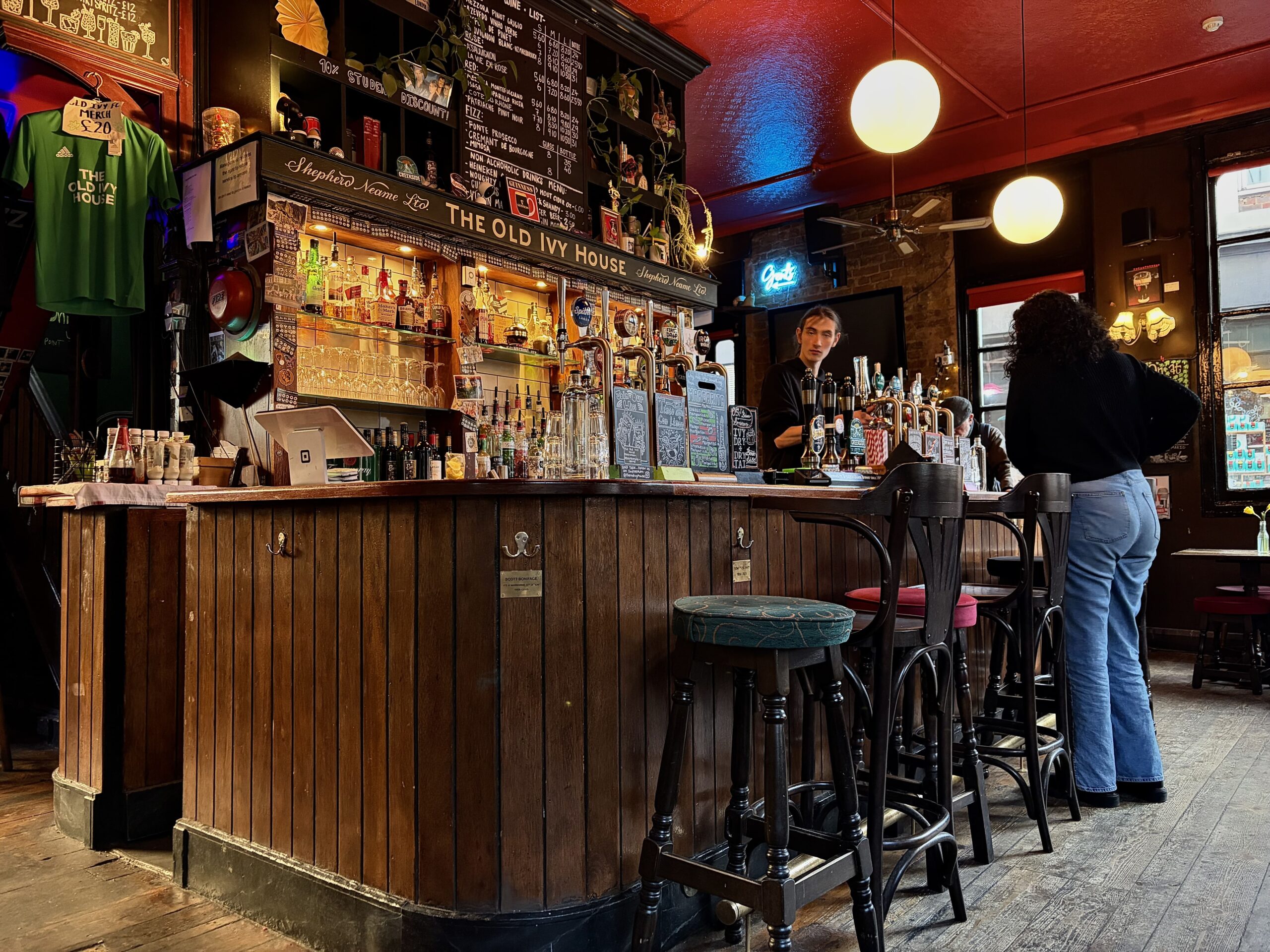 Les Pubs en pleine descente